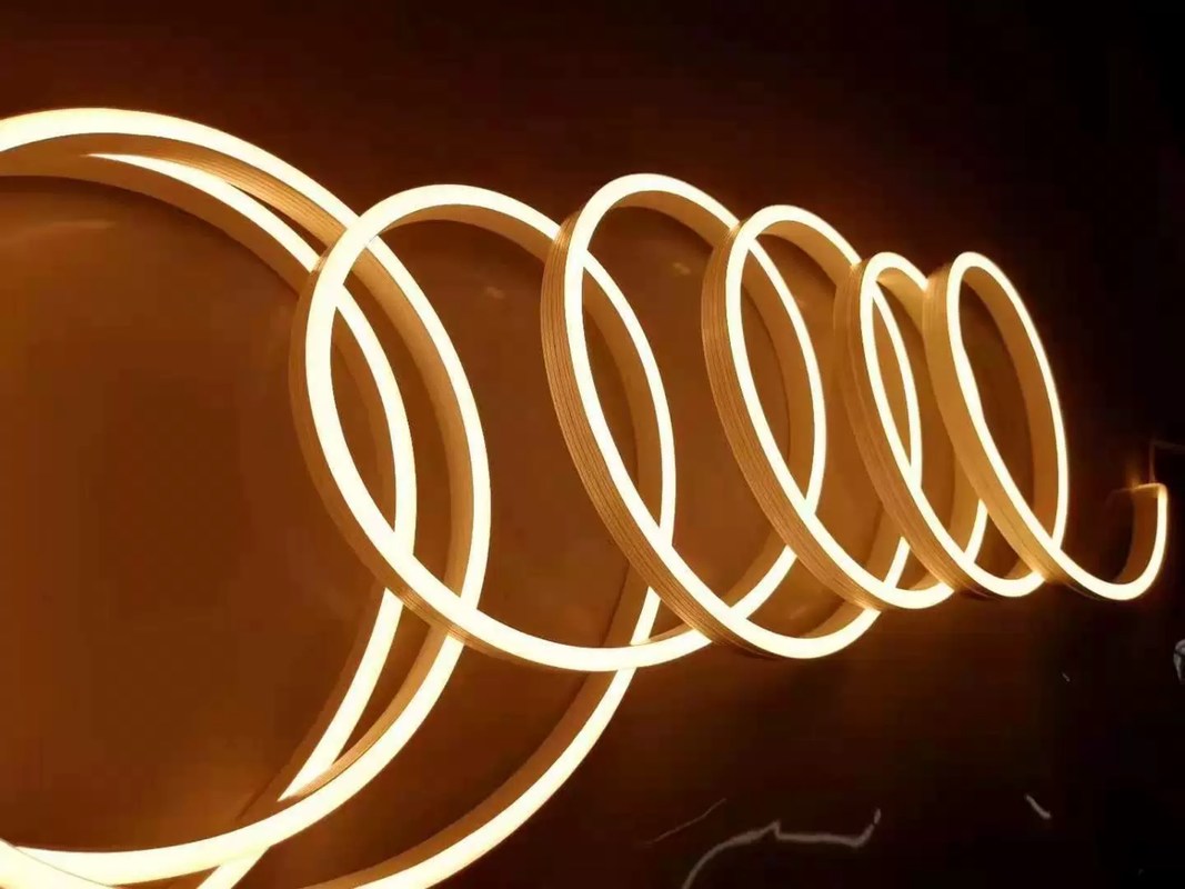 Luminosità all'aperto della decorazione 24V 14.4W della striscia 1212 della metropolitana al neon LED del silicone alta